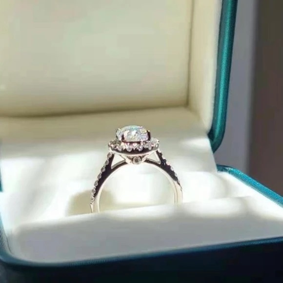 2c oval moissanite ring - Picture 3 of 12